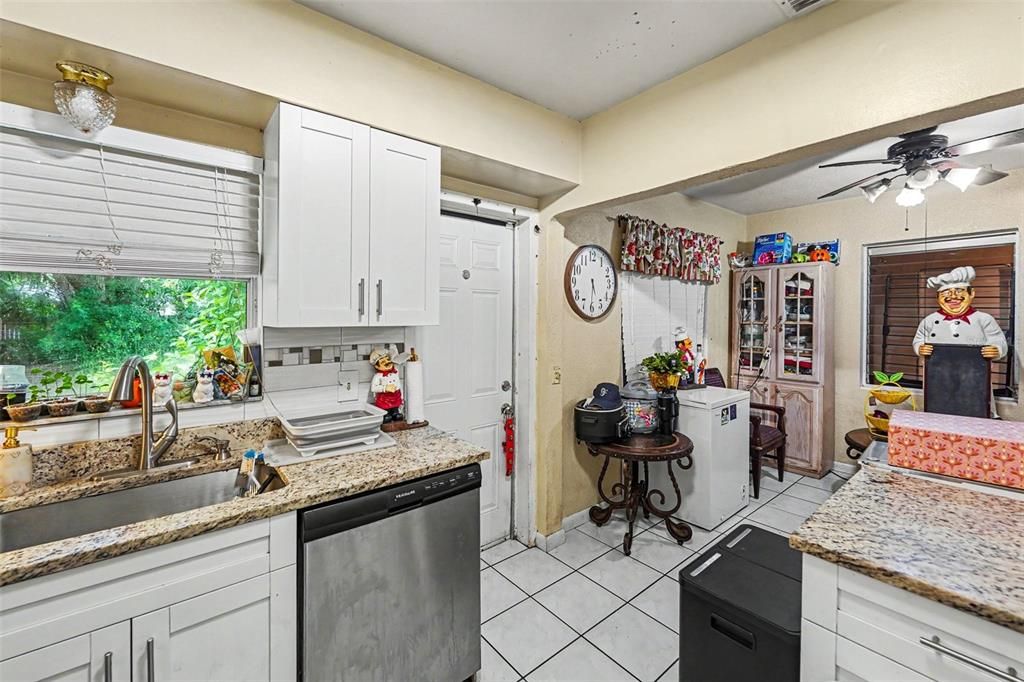 For Sale: $349,000 (2 beds, 2 baths, 1117 Square Feet)