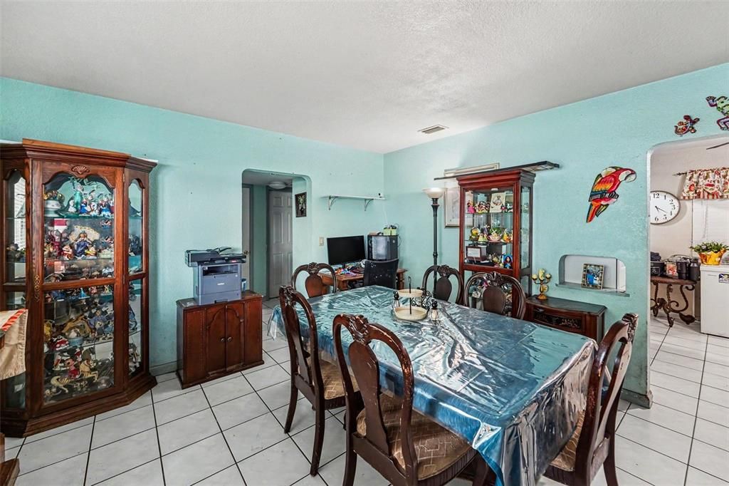For Sale: $349,000 (2 beds, 2 baths, 1117 Square Feet)