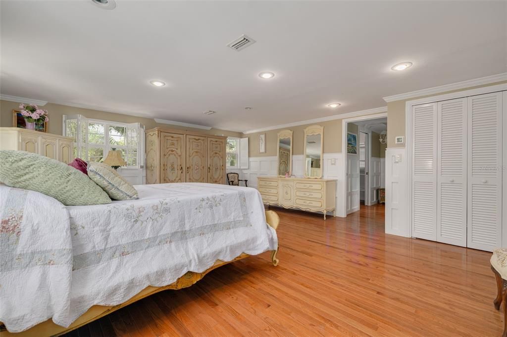 For Sale: $2,200,000 (4 beds, 5 baths, 5500 Square Feet)