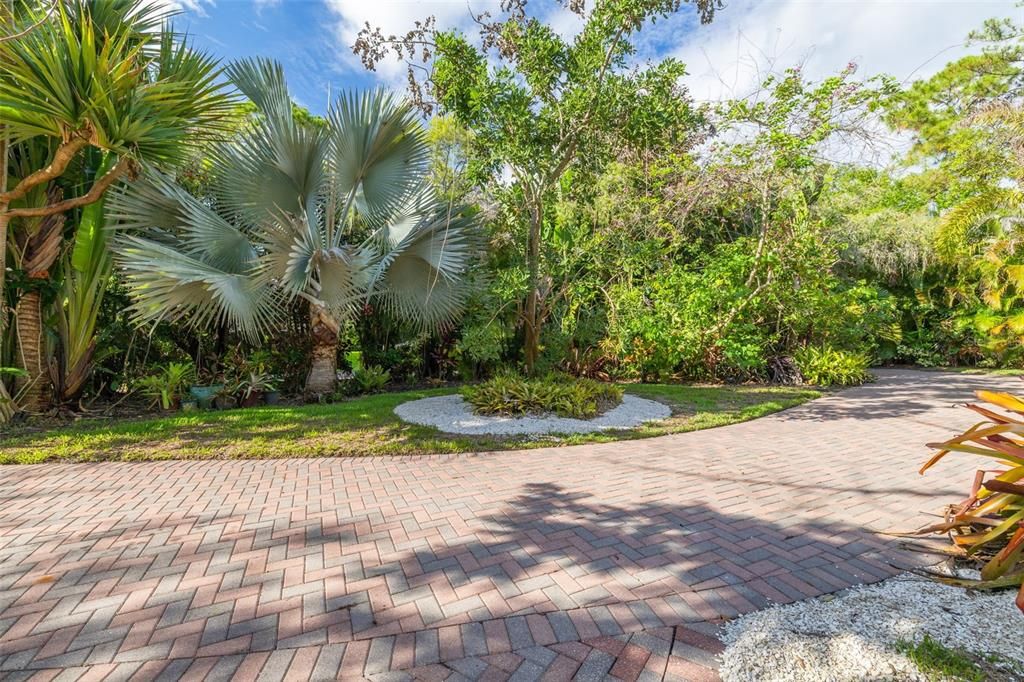 For Sale: $2,200,000 (4 beds, 5 baths, 5500 Square Feet)