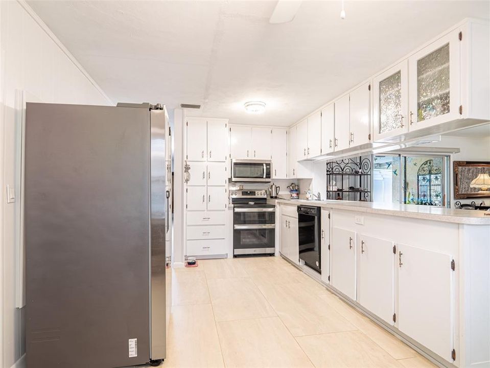 For Sale: $529,000 (5 beds, 2 baths, 1998 Square Feet)
