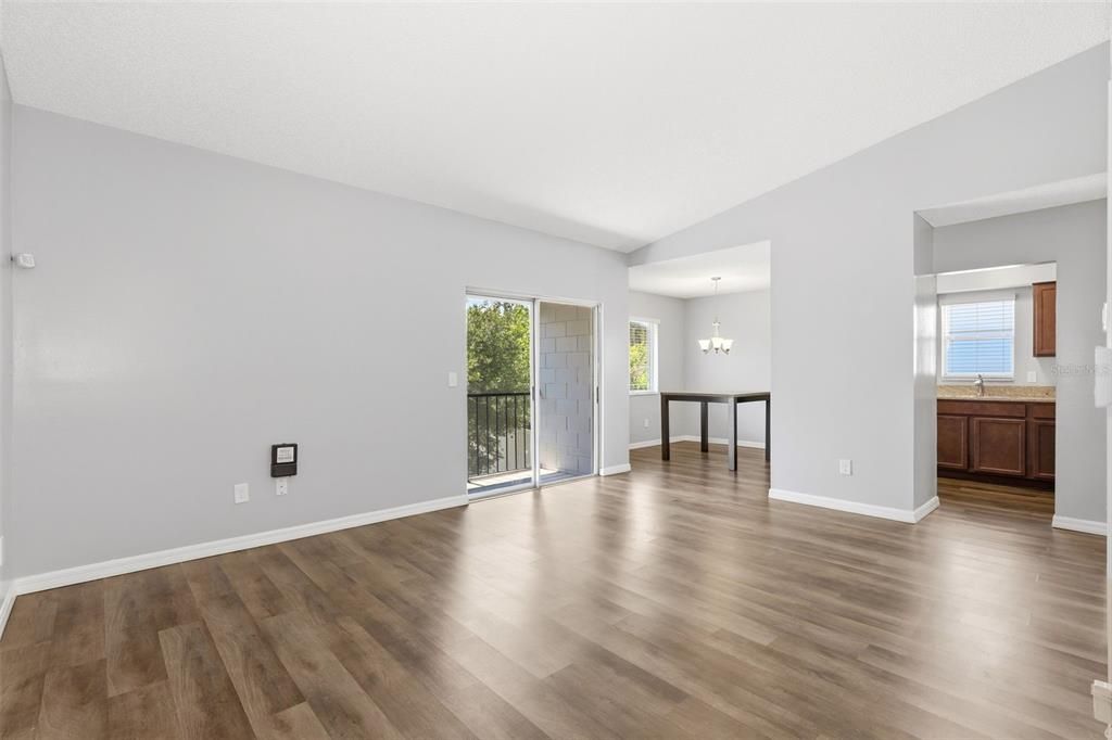 For Rent: $1,595 (2 beds, 1 baths, 907 Square Feet)