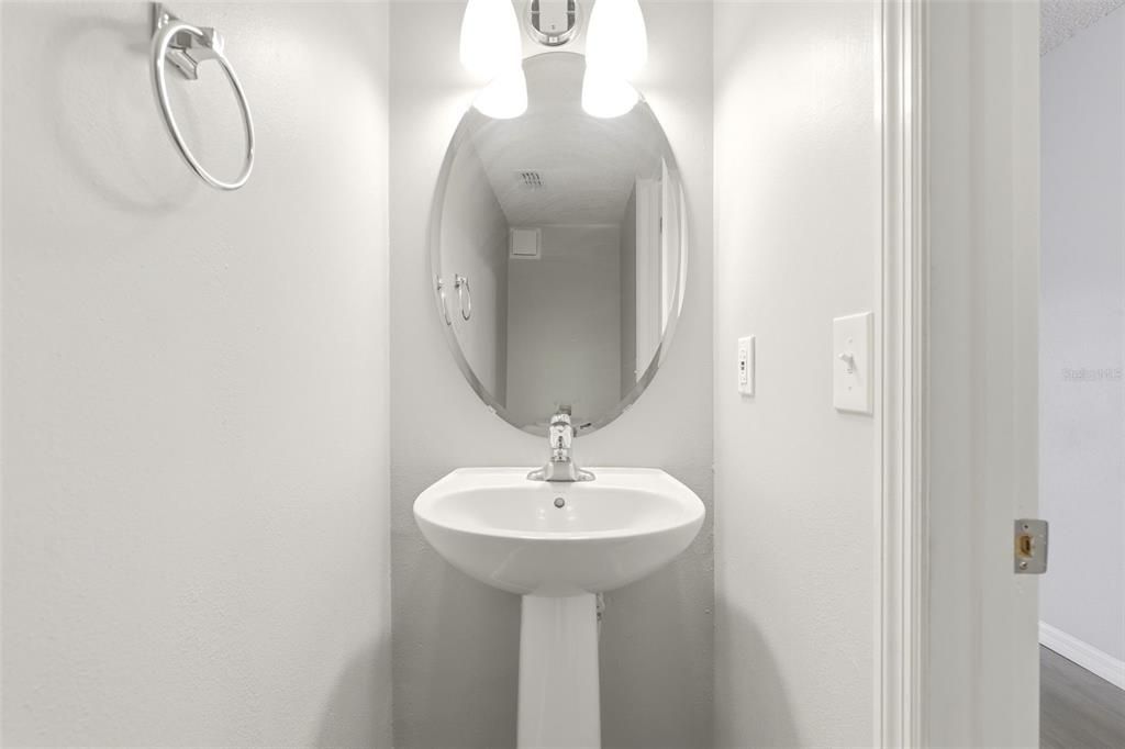 For Rent: $1,595 (2 beds, 1 baths, 907 Square Feet)