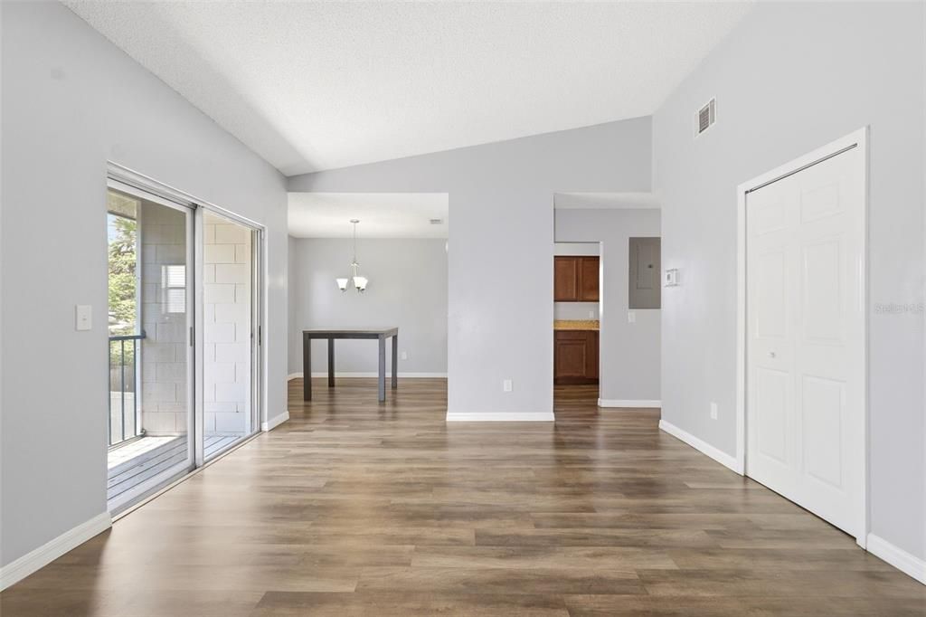 For Rent: $1,595 (2 beds, 1 baths, 907 Square Feet)