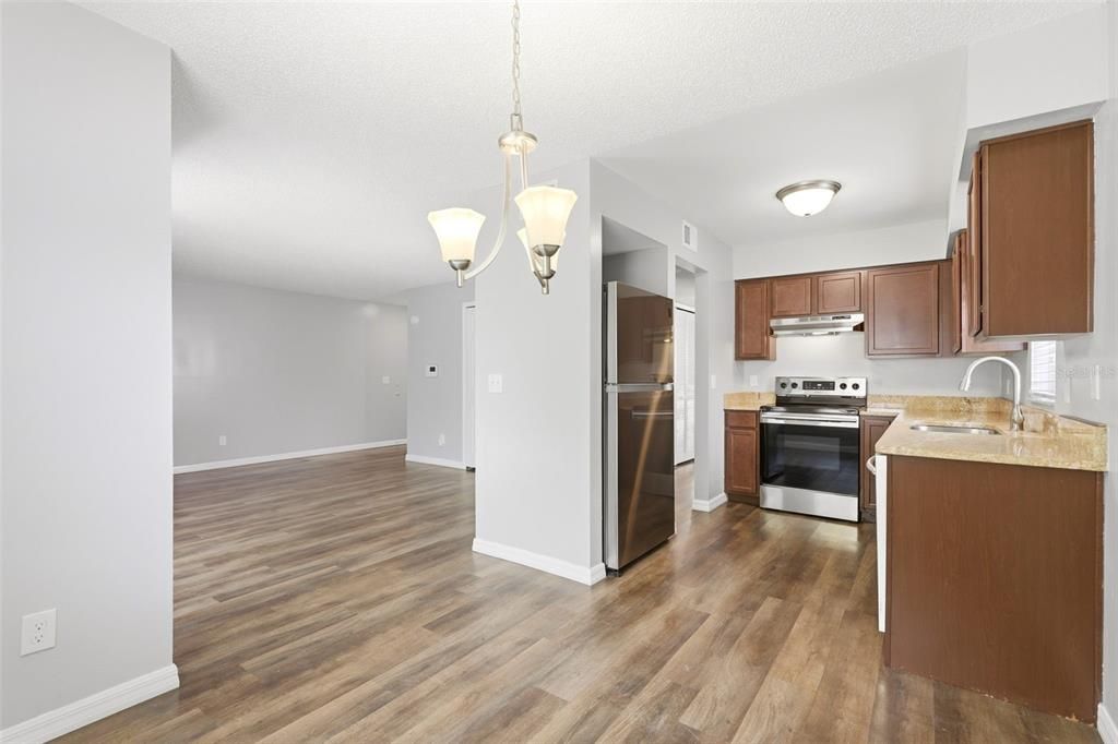 For Rent: $1,595 (2 beds, 1 baths, 907 Square Feet)