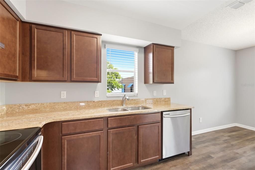 For Rent: $1,595 (2 beds, 1 baths, 907 Square Feet)