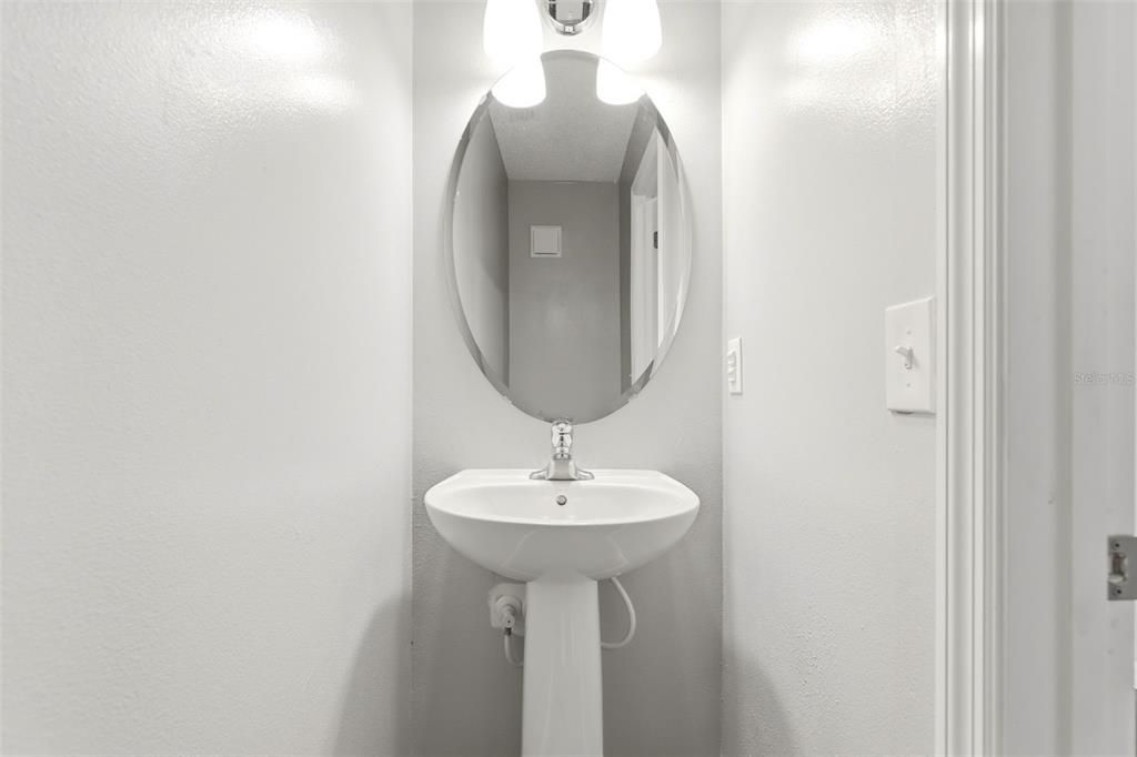 For Rent: $1,595 (2 beds, 1 baths, 907 Square Feet)