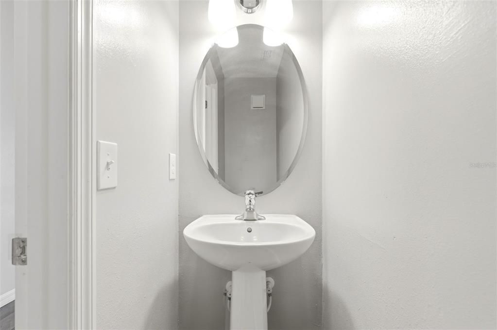 For Rent: $1,595 (2 beds, 1 baths, 907 Square Feet)