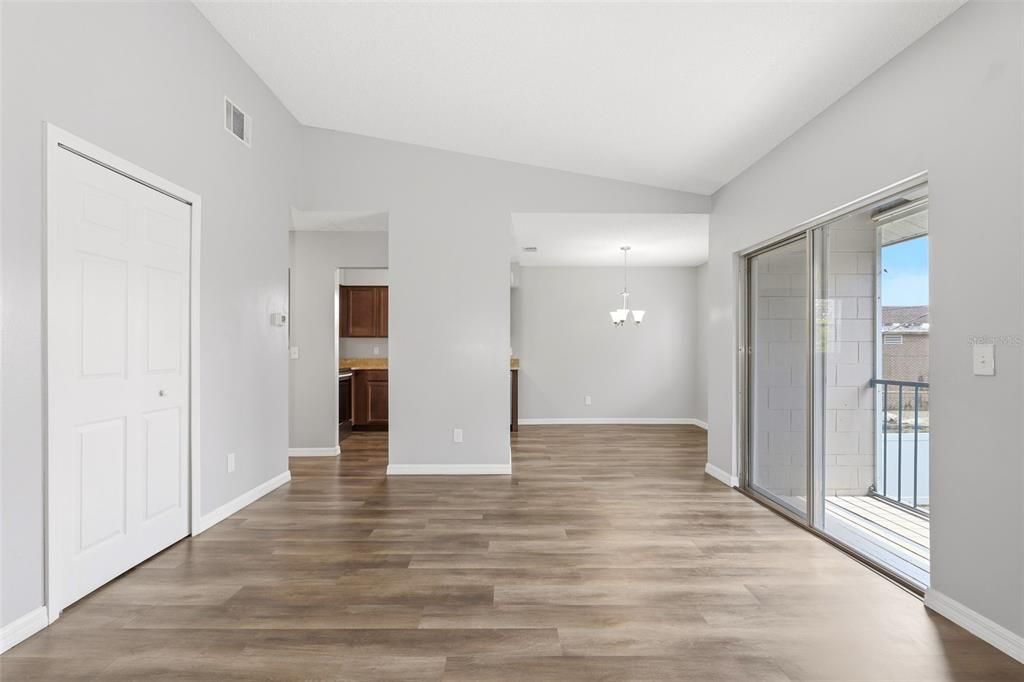 For Rent: $1,595 (2 beds, 1 baths, 907 Square Feet)