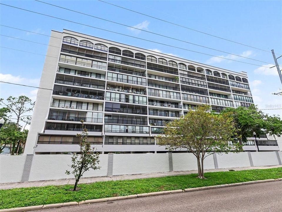 For Rent: $2,400 (2 beds, 2 baths, 1032 Square Feet)