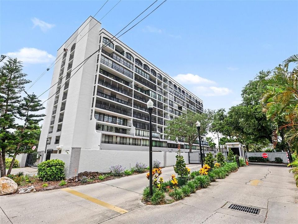 For Rent: $2,400 (2 beds, 2 baths, 1032 Square Feet)