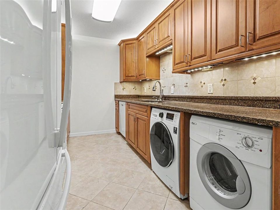 For Rent: $2,400 (2 beds, 2 baths, 1032 Square Feet)