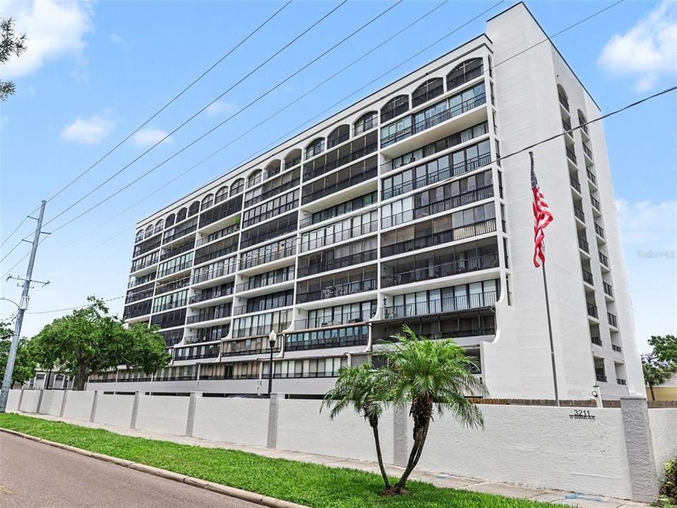 For Rent: $2,400 (2 beds, 2 baths, 1032 Square Feet)