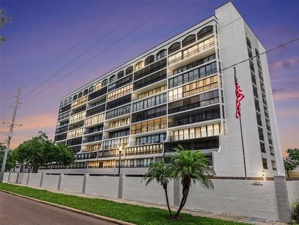 For Rent: $2,400 (2 beds, 2 baths, 1032 Square Feet)