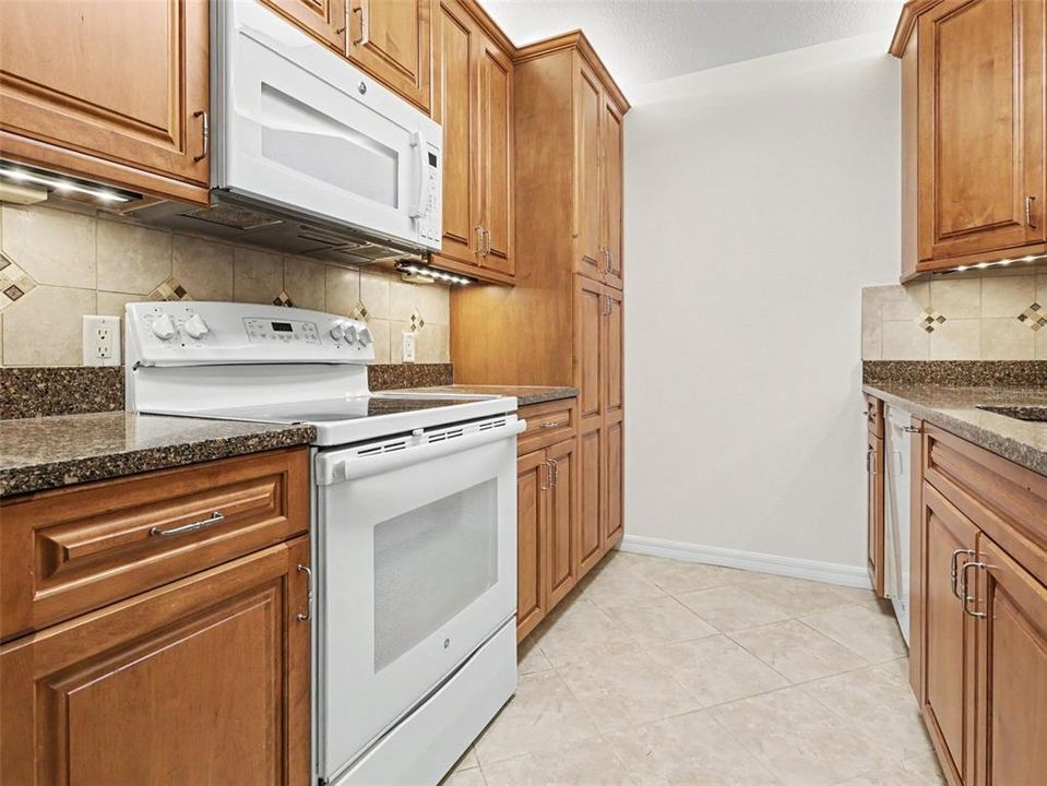 For Rent: $2,400 (2 beds, 2 baths, 1032 Square Feet)