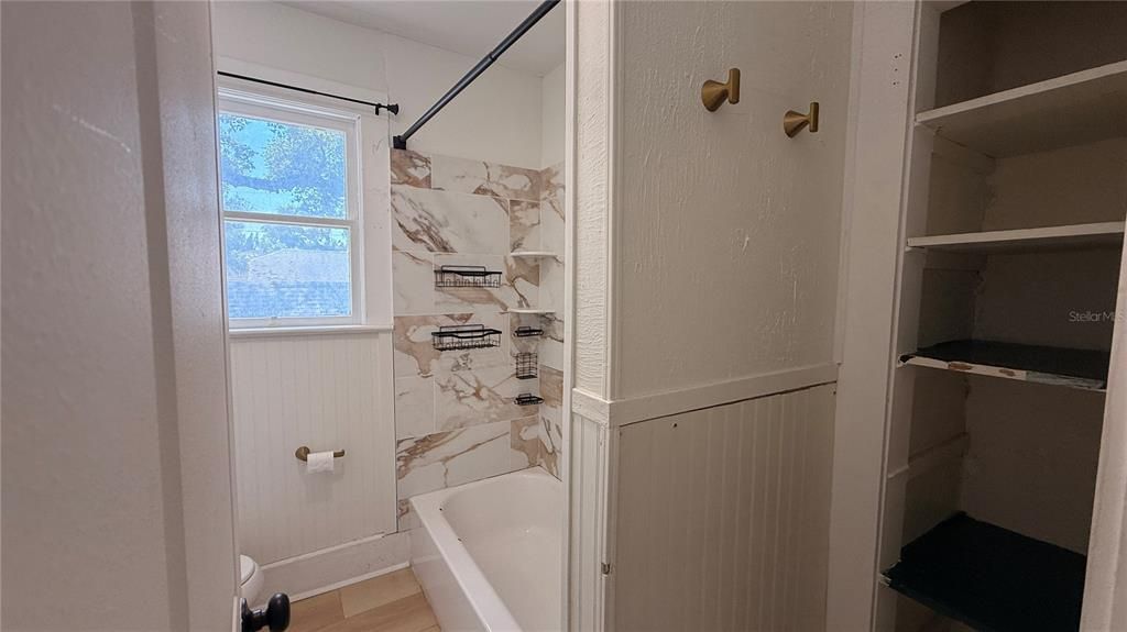 For Rent: $1,700 (2 beds, 1 baths, 660 Square Feet)