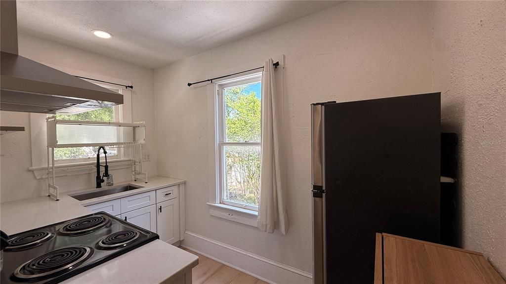 For Rent: $1,700 (2 beds, 1 baths, 660 Square Feet)