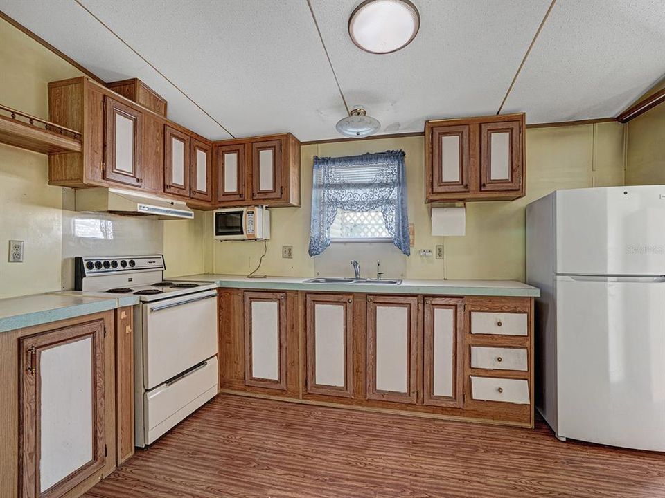 For Sale: $90,000 (2 beds, 2 baths, 960 Square Feet)