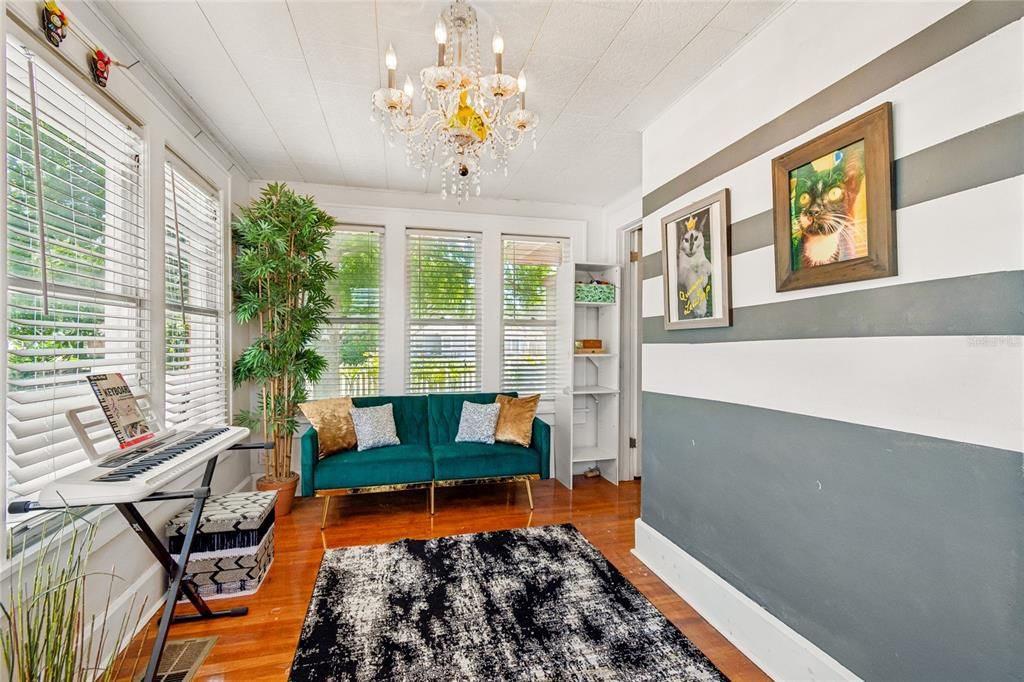 For Sale: $799,990 (4 beds, 1 baths, 1999 Square Feet)