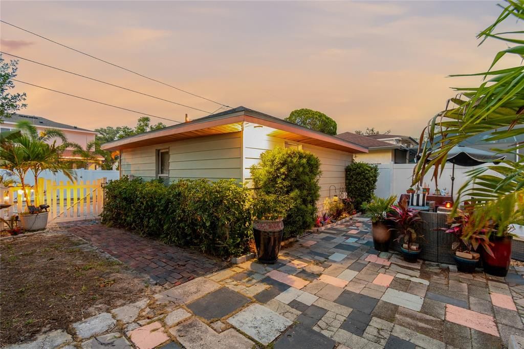 For Sale: $799,990 (4 beds, 1 baths, 1999 Square Feet)
