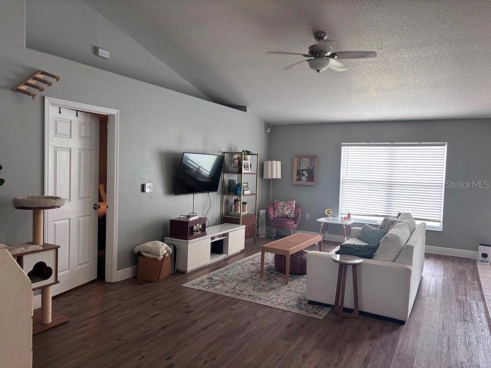 For Rent: $2,475 (3 beds, 2 baths, 1969 Square Feet)