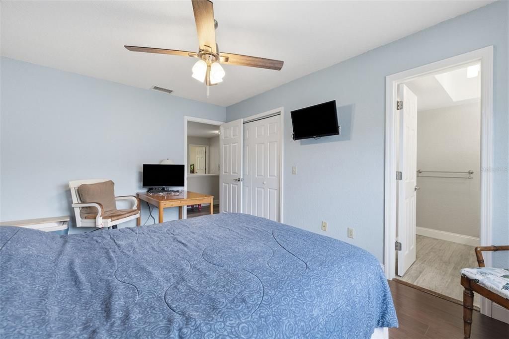 For Sale: $320,000 (2 beds, 2 baths, 1035 Square Feet)