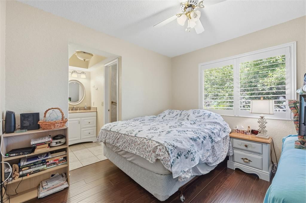 For Sale: $320,000 (2 beds, 2 baths, 1035 Square Feet)