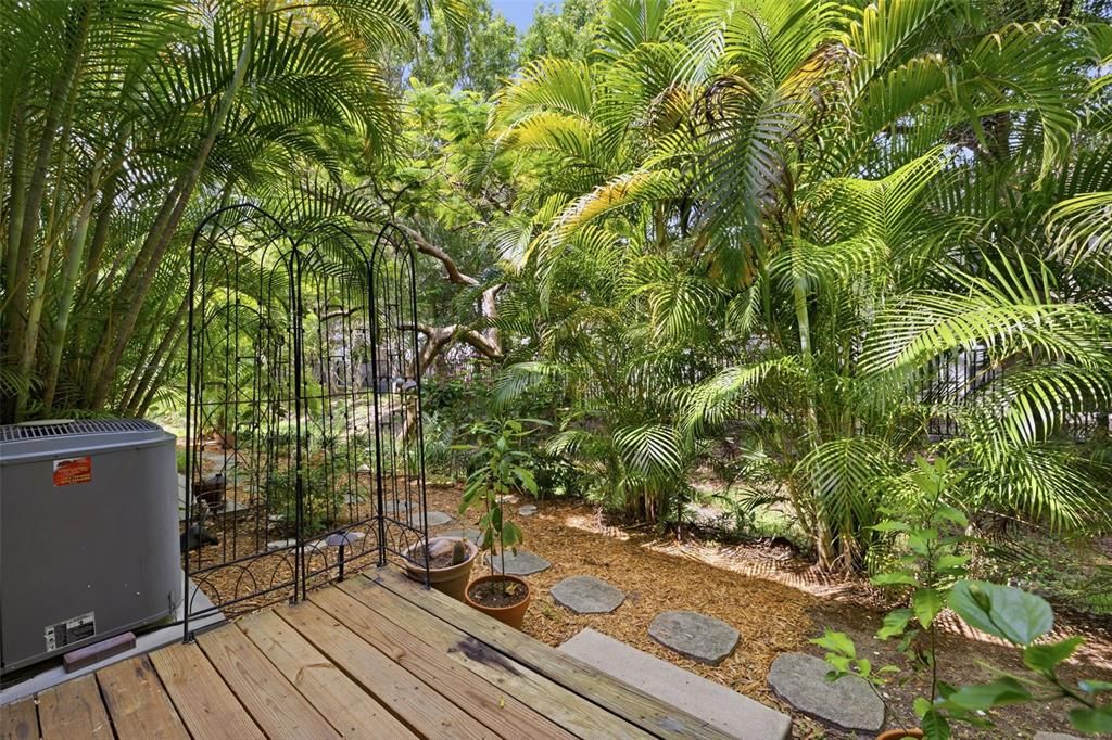 For Sale: $320,000 (2 beds, 2 baths, 1035 Square Feet)