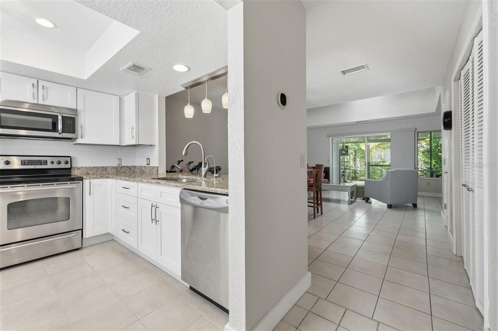 For Sale: $320,000 (2 beds, 2 baths, 1035 Square Feet)