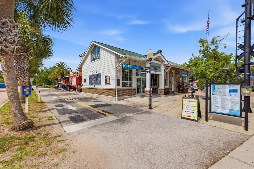 For Sale: $320,000 (2 beds, 2 baths, 1035 Square Feet)