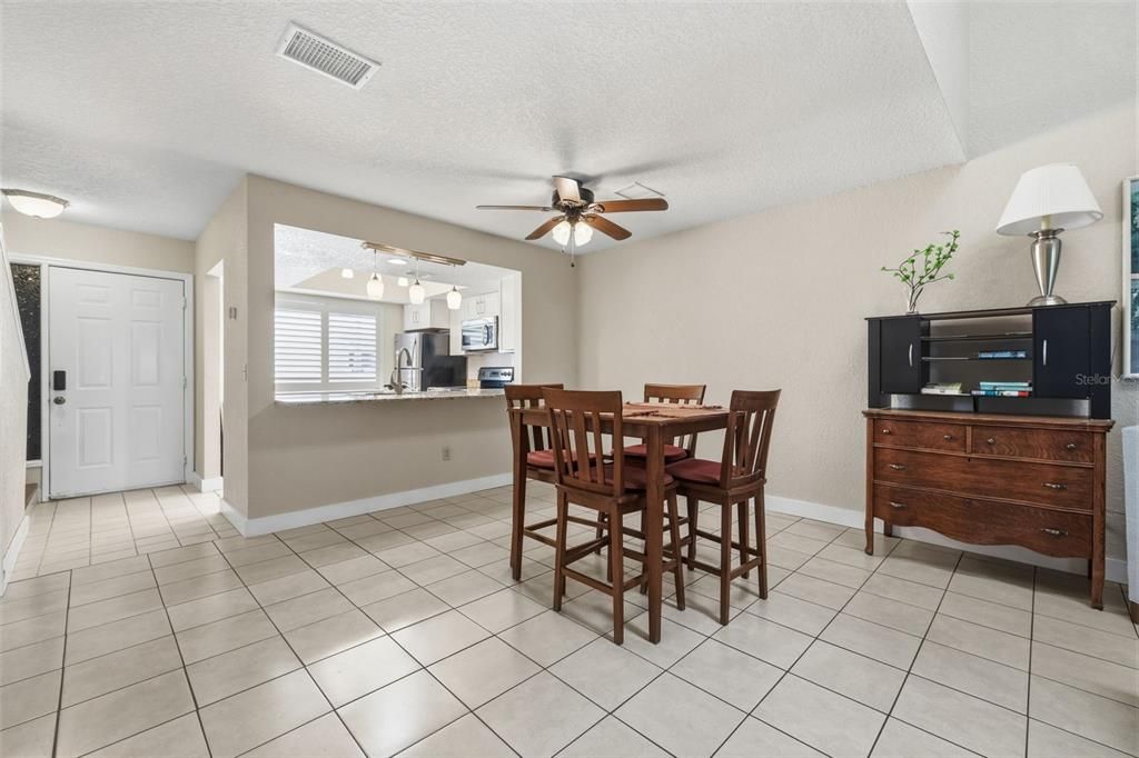 For Sale: $320,000 (2 beds, 2 baths, 1035 Square Feet)