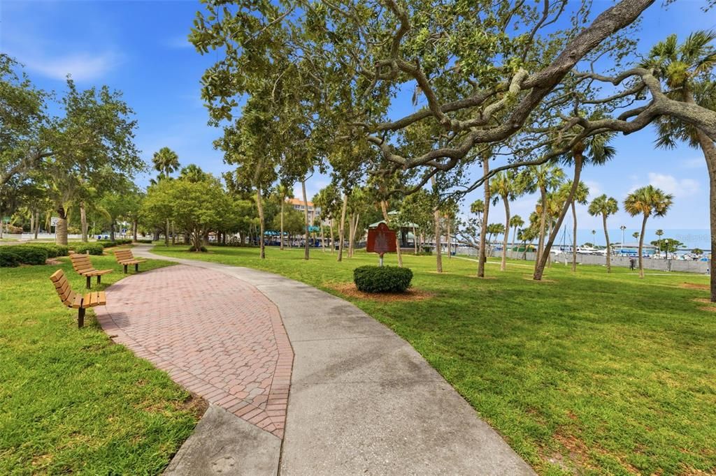 For Sale: $320,000 (2 beds, 2 baths, 1035 Square Feet)