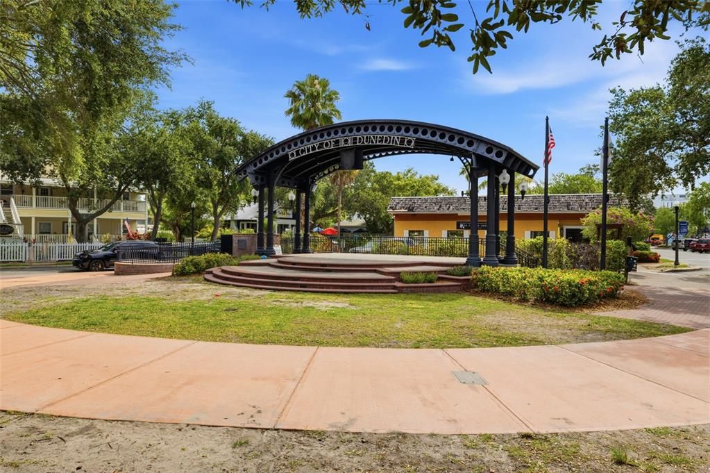 For Sale: $320,000 (2 beds, 2 baths, 1035 Square Feet)