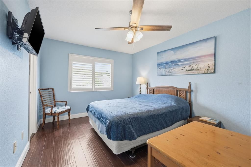 For Sale: $320,000 (2 beds, 2 baths, 1035 Square Feet)