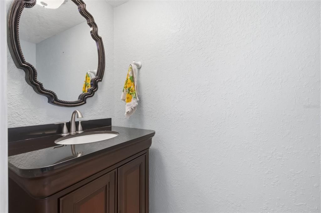 For Sale: $320,000 (2 beds, 2 baths, 1035 Square Feet)
