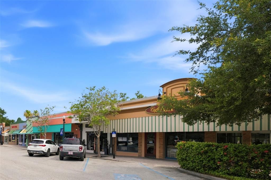For Sale: $320,000 (2 beds, 2 baths, 1035 Square Feet)