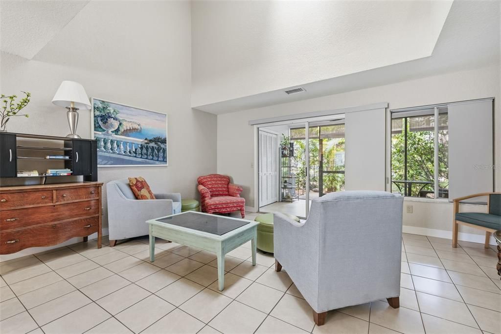For Sale: $320,000 (2 beds, 2 baths, 1035 Square Feet)