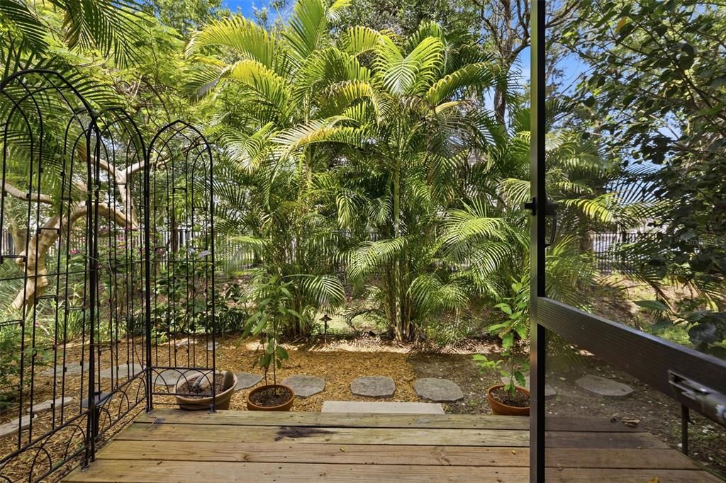 For Sale: $320,000 (2 beds, 2 baths, 1035 Square Feet)
