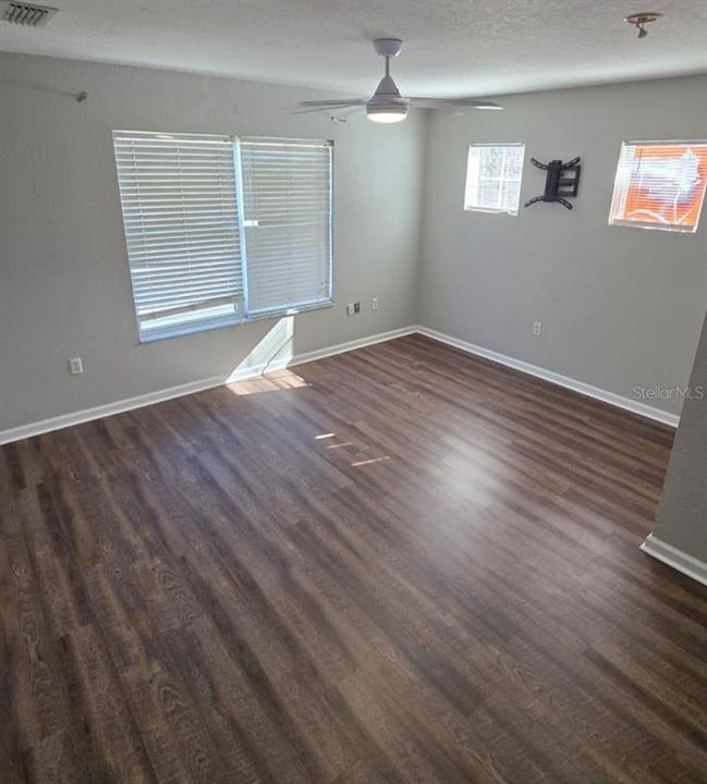 Activo con contrato: $2,800 (4 camas, 3 baños, 2190 Pies cuadrados)