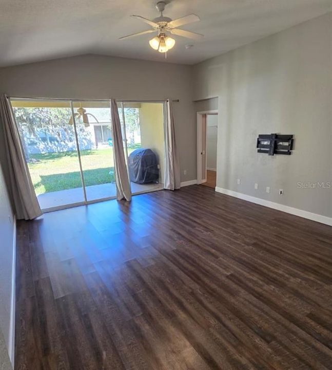 Activo con contrato: $2,800 (4 camas, 3 baños, 2190 Pies cuadrados)
