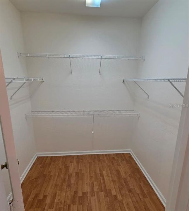 Activo con contrato: $2,800 (4 camas, 3 baños, 2190 Pies cuadrados)