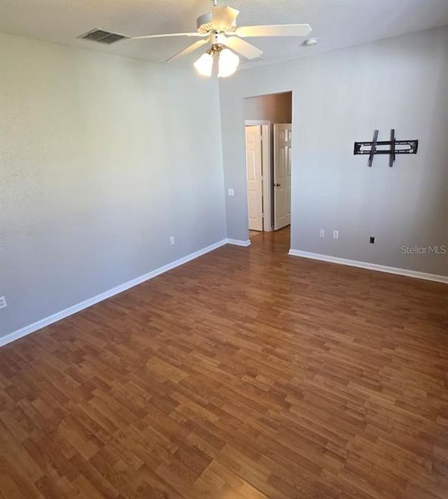 Activo con contrato: $2,800 (4 camas, 3 baños, 2190 Pies cuadrados)