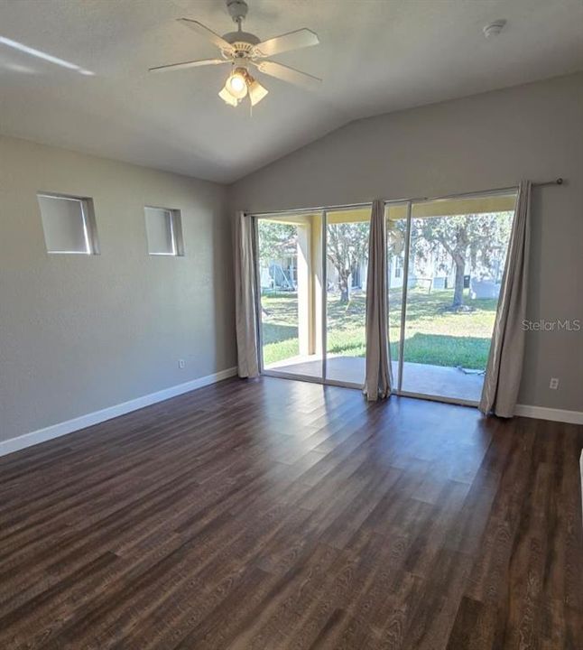 Activo con contrato: $2,800 (4 camas, 3 baños, 2190 Pies cuadrados)