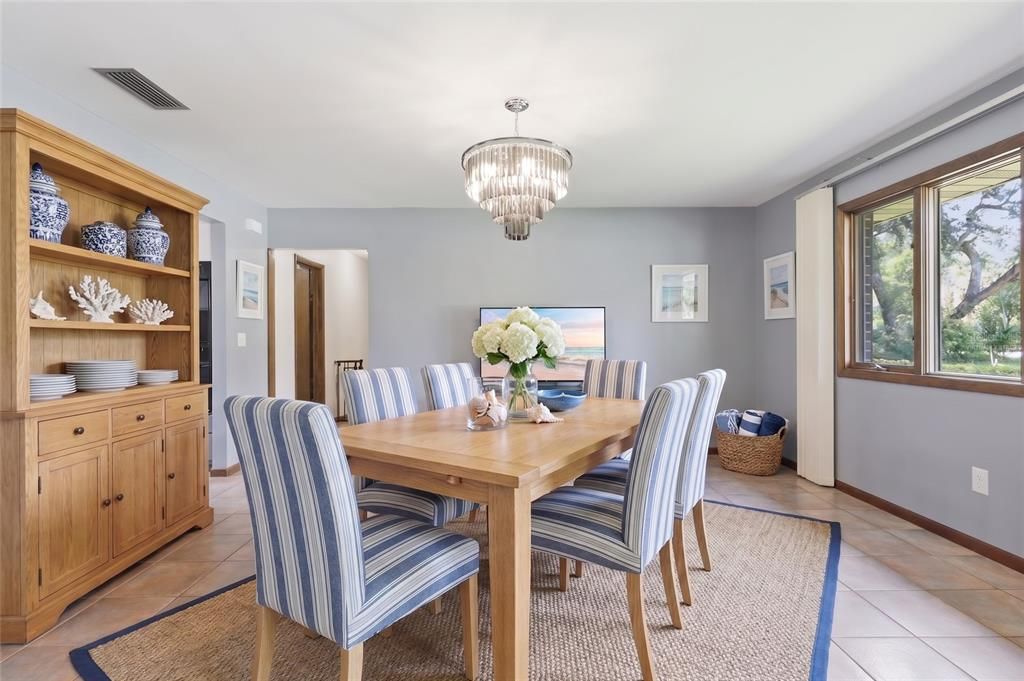 En Venta: $709,000 (4 camas, 3 baños, 3743 Pies cuadrados)