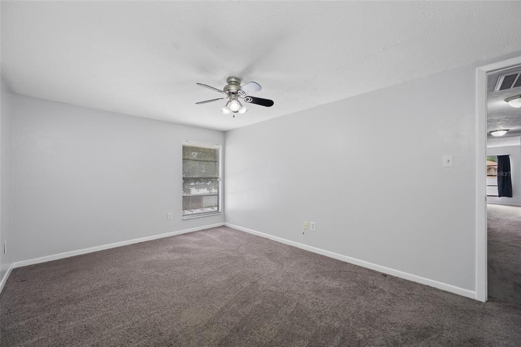 Activo con contrato: $485,000 (4 camas, 2 baños, 2232 Pies cuadrados)