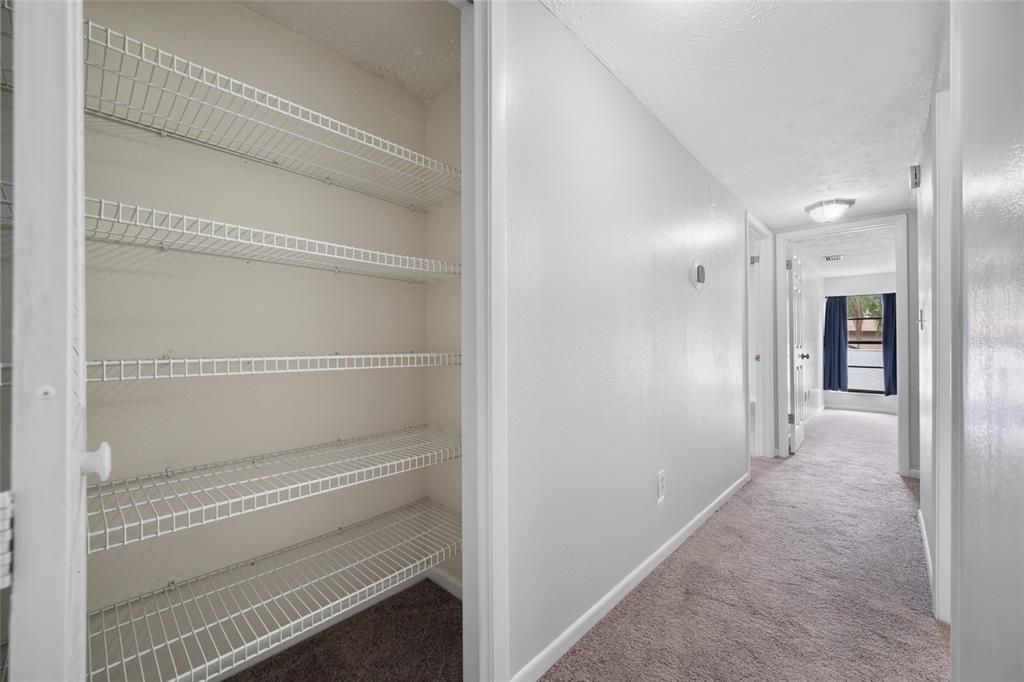 Activo con contrato: $485,000 (4 camas, 2 baños, 2232 Pies cuadrados)