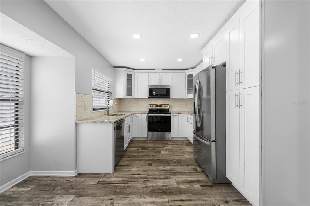 Activo con contrato: $485,000 (4 camas, 2 baños, 2232 Pies cuadrados)