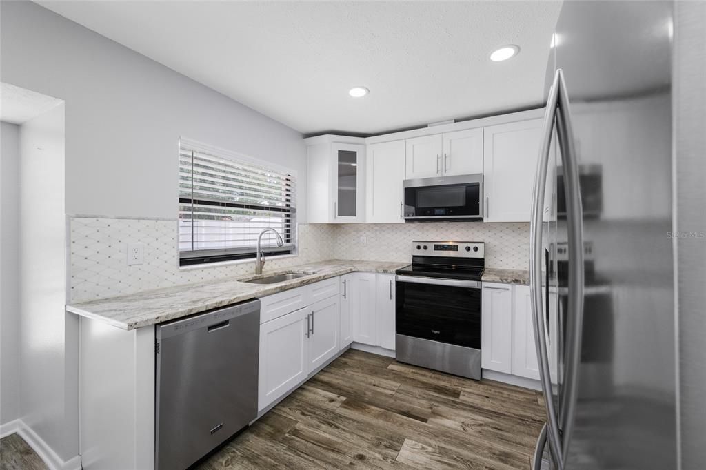 Activo con contrato: $485,000 (4 camas, 2 baños, 2232 Pies cuadrados)