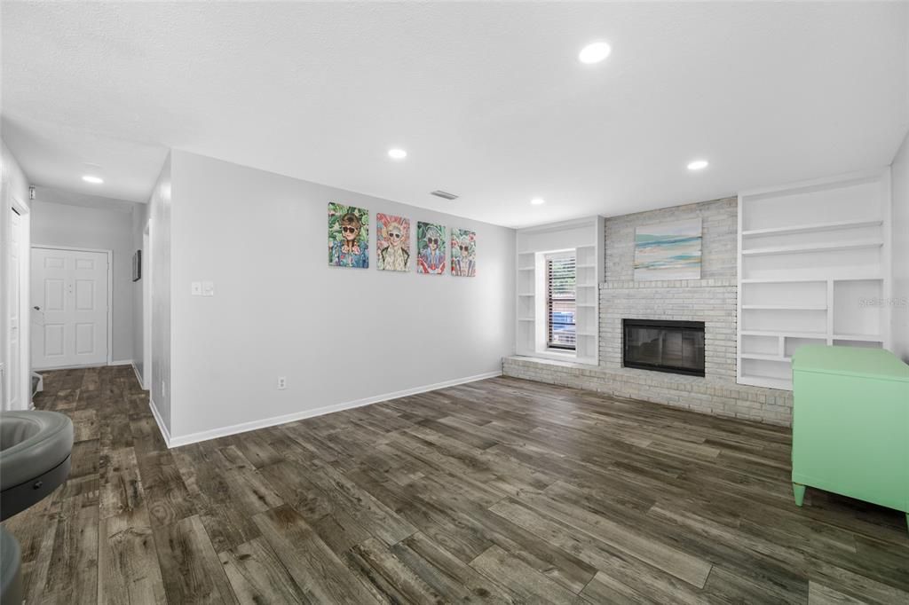 Activo con contrato: $485,000 (4 camas, 2 baños, 2232 Pies cuadrados)