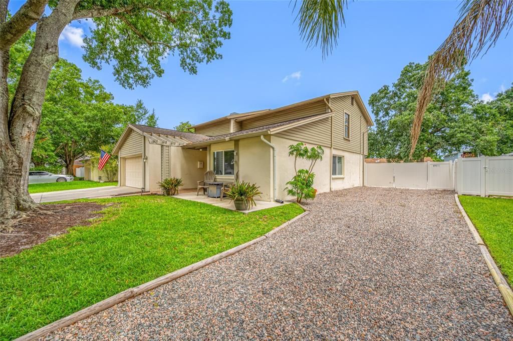 Activo con contrato: $485,000 (4 camas, 2 baños, 2232 Pies cuadrados)